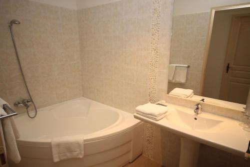 Hotel and Residence Costa Rossa - Overview of Hôtel Et Résidence Costa Rossa