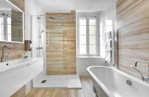 Hotel De France - Location and Accessibility