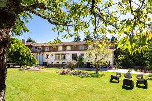 Hotel De La Pommeraie - Location and Surroundings