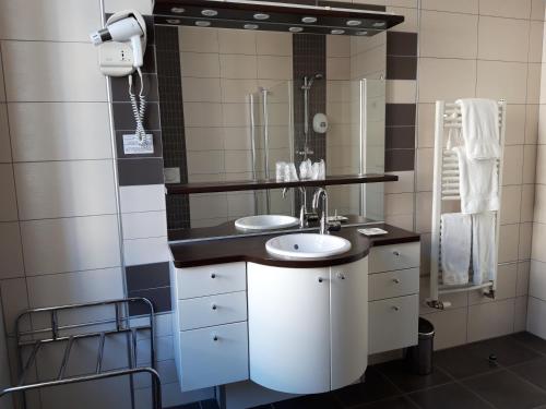 Hotel La Guimbarde - Location and Accessibility