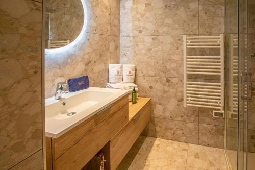 Hotel La Ménado - Location and Accessibility