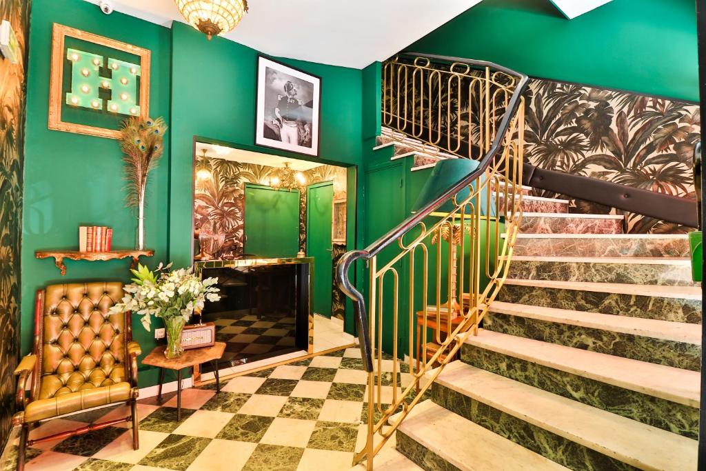 Hotel Le G (formerly Le Genève) - Location and Accessibility
