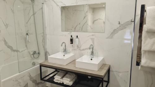 Hotel Le M - Location and Accessibility