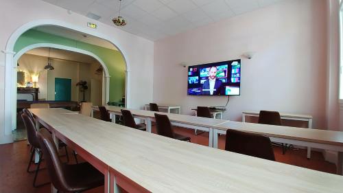 Hotel Le Victoria - Location and Accessibility