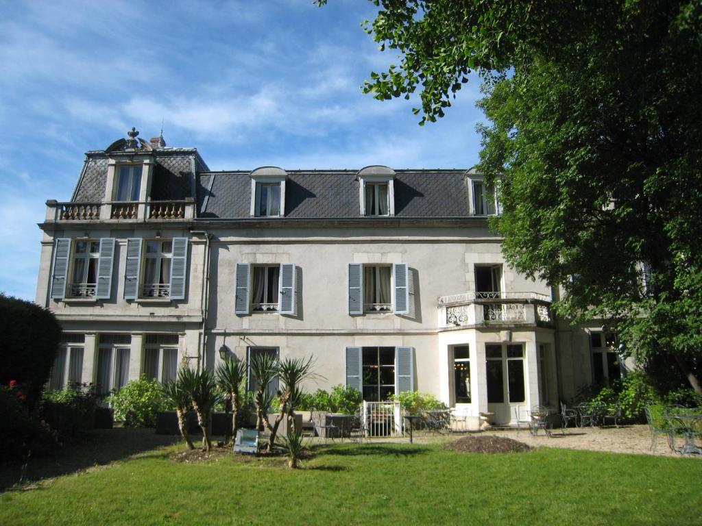 Hotel Les Maréchaux - Location and Accessibility