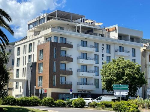 Hotel Port Toga - Location and Accessibility