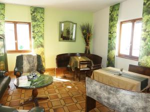 Hotel Restaurant At Two Roses - Guest Experiences and Ratings