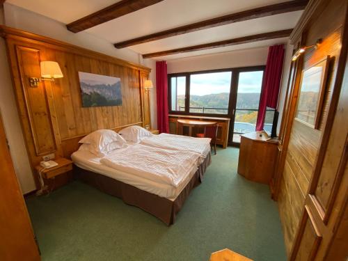 Hotel Restaurant Aux Trois Roses - Overview of Hotel Restaurant Aux Trois Roses