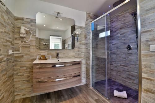 Hotel Restaurant by the Sea - Location and Accessibility