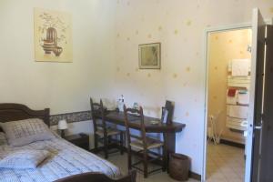 Hotel Restaurant La Crèche and Its Indoor Pool - Logis Hotels - Location and Accessibility
