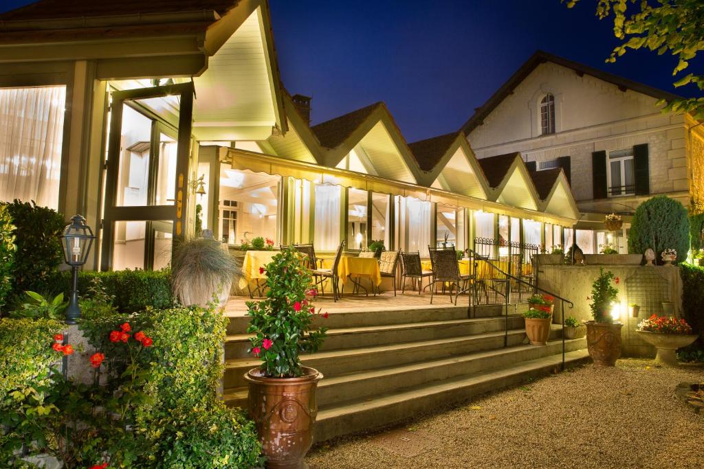 Hotel & Restaurant Le Relais D'aumale - Overview of Hôtel & Restaurant Le Relais Daumale