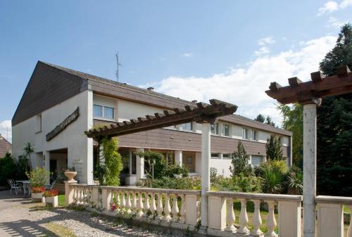 Hotel Restaurant Logis La Palette - Overview of Hôtel Restaurant Logis La Palette