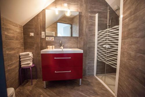 Hotel the 13 Plates - Location and Accessibility