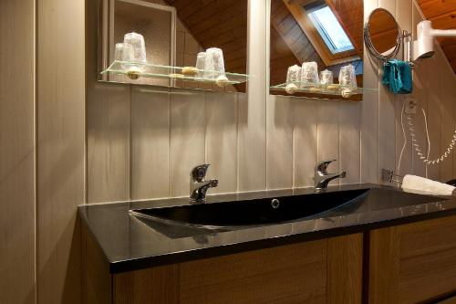 Hotel With Two Keys - Overview of Hotel Aux Deux Clefs