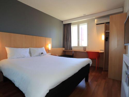 Ibis Aurillac - Hotel Overview and Location