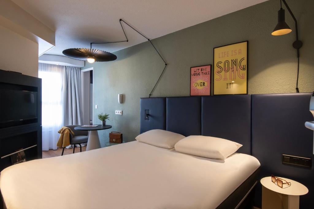 Ibis Cannes Centre - Hotel Overview and Location