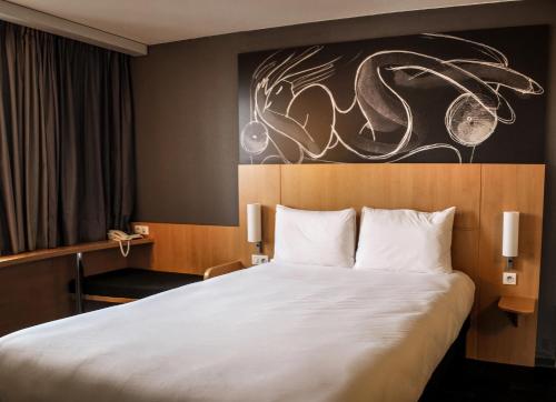Ibis Saint-Genis-Pouilly Geneva - Hotel Overview and Location