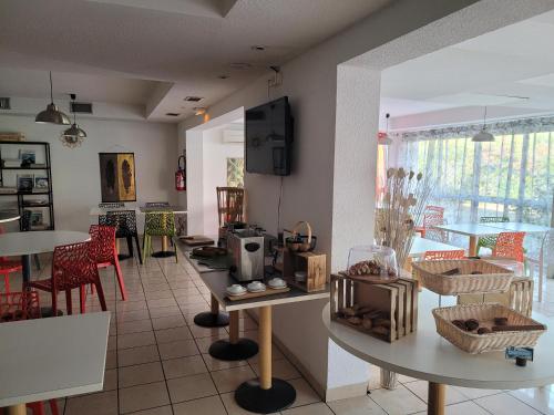 Kyriad Direct Arles - Location and Accessibility