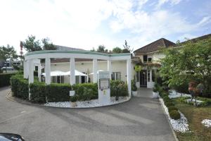 Logis Cottage Hotel - Hotel Overview and Location