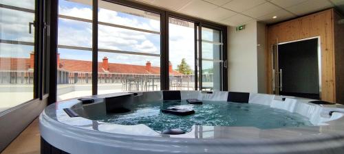 Logis Hotel Du Parc-Restaurant - the Rouget De Lisle - Hotel Overview and Location