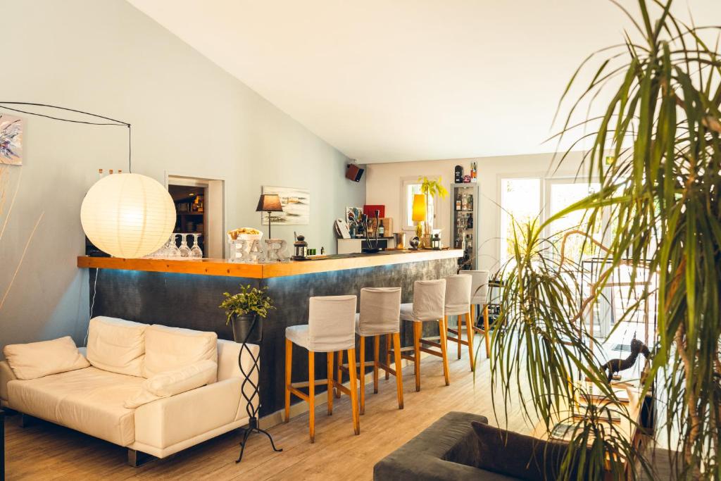 Logis Hôtel La Magnanerie - Côté Bistro - Hotel Overview