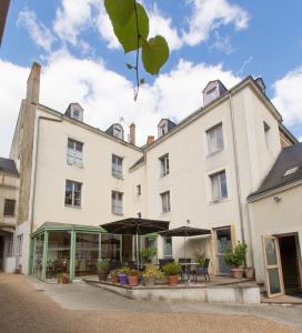 Logis Hôtel Le Vert Galant - Hotel Overview and Historical Significance