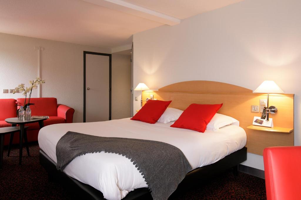 Logis Hotel L'orée De Chartres - Barjouville - Location and Accessibility