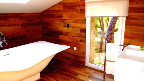 Logis Hotel Restaurant Des Pins - Hotel Overview and Location