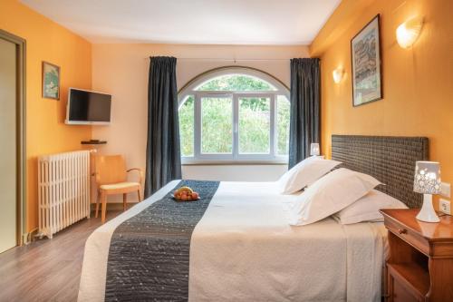 Logis Hotel Restaurant The Proud Rooster - Overview of Logis Hôtel Restaurant Le Coq Hardi