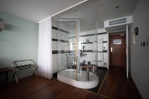 LOGIS HOTEL - The Little Cove - Location and Accessibility