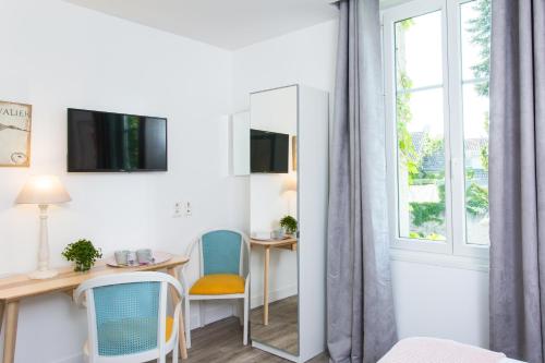 Logis Hotels Restaurant La Mère Hamard - Hotel Overview and Location