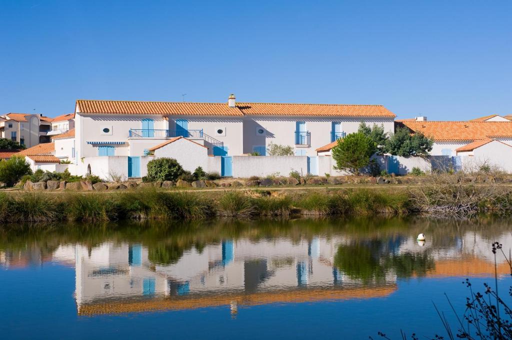 Madame Vacances The Houses of the Lake - Property Overview and Location