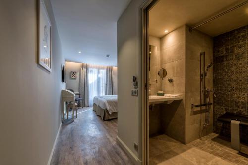 New Hotel of Commerce - Hotel Overview and Location