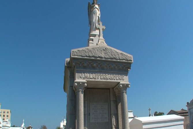 New Orleans Private City and Cemetery Tour – Up to 24 Passengers