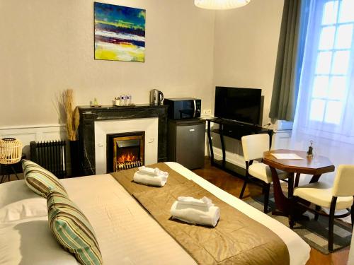 Particular Hotel CHÂTEAU DES MARAIS Proximity and View of the Grand Lieu Lake - Overview of Hôtel Particulier CHÂTEAU DES MARAIS