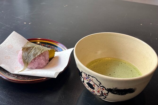 Private Ikebana Experience and Tea at a Cozy Place