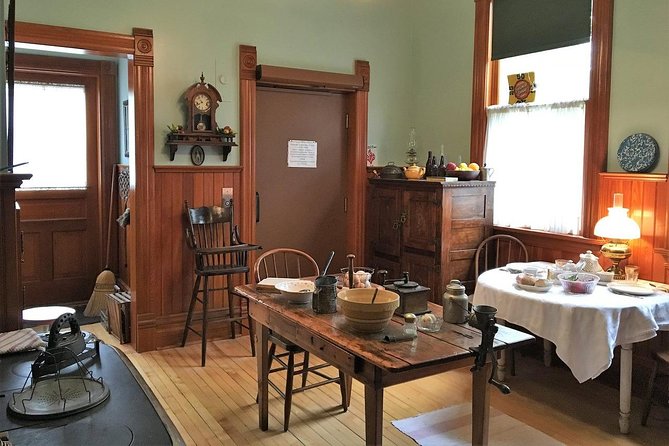 Skip the Line: Public Tour-Adult Admission Ticket (50 Mins)