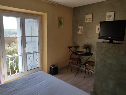 The Crillon - Hotel Overview and Location