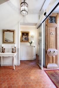 The Four Dolphins - Overview of Les Quatre Dauphins