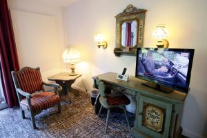 The Gates of the Valley - Overview of Les Portes De La Vallee