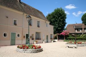 The Golden Chain - The Charm of La Chaîne Dor