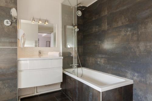 The Originals City, At the Saint-Éloi Relay, Tours - Hotel Location and Accessibility