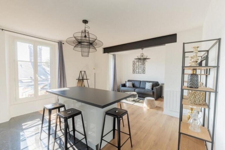Villa Des Arts Review