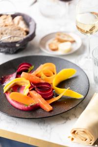 Artémis Hotel & Spa Bistro Coquet - Ideal Location and Accessibility