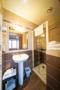 At the Nivernais Relay - Accommodations and Amenities