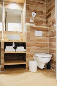 Aux Lys De Chablis Translates to "At the Lilies of Chablis." - Ambiance and Design