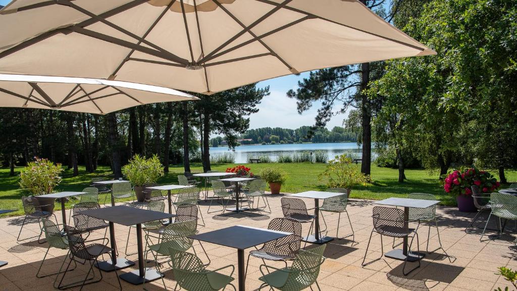 Best Western Hotel Du Lac Dunkerque - Restaurant Open 7 Days a Week for Lunch and Dinner - Dining Experience at LA TERRASSE DU LAC