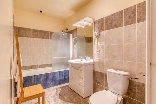 Brit Hotel the Cygne - Location and Accessibility