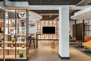 Campanile Chartres Centre - Train Station - Cathedral - Comfortable Accommodations With Stunning Views