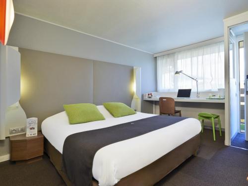 Campanile Hotel Senlis - Location and Accessibility